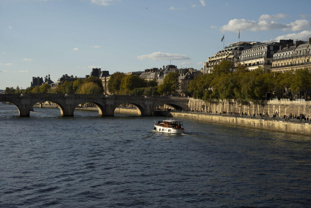 Vy över Seine, och hus i Paris