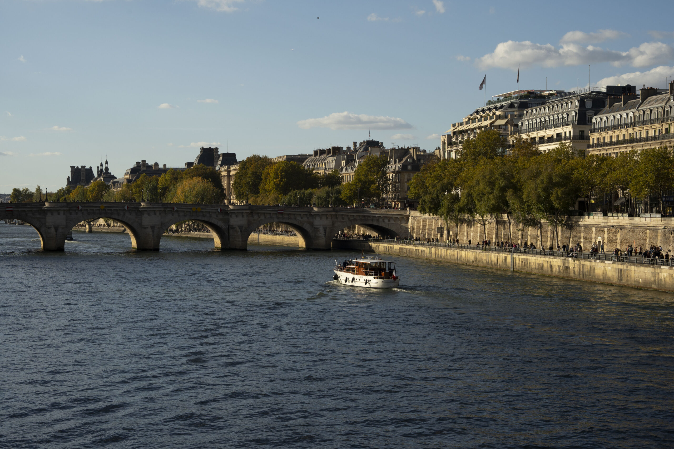 Vy över Seine, och hus i Paris