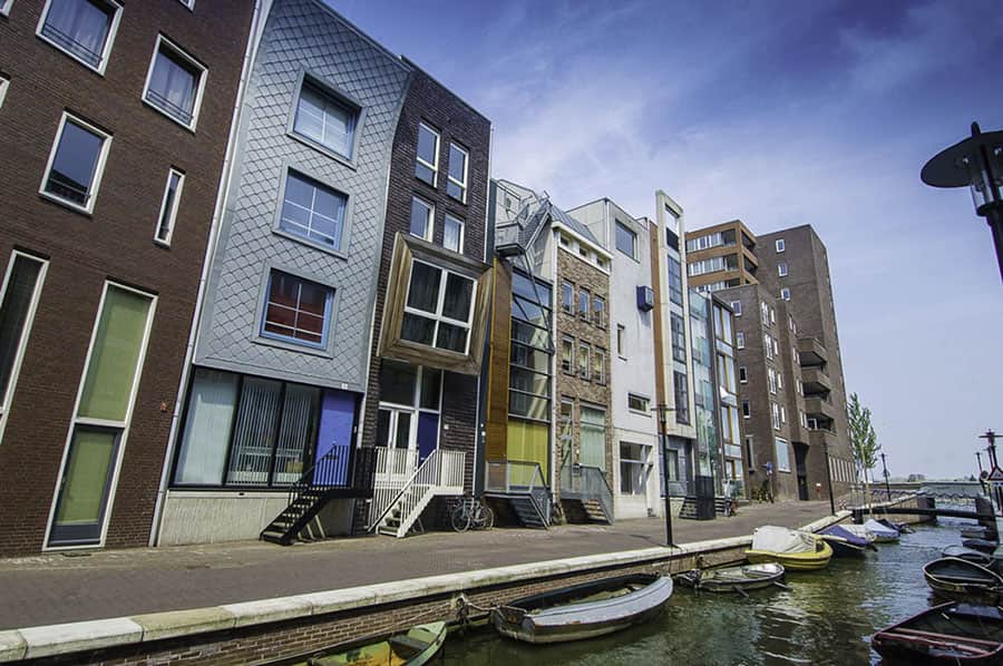 Husvägg och kanal vid Oosterdok i Amsterdam