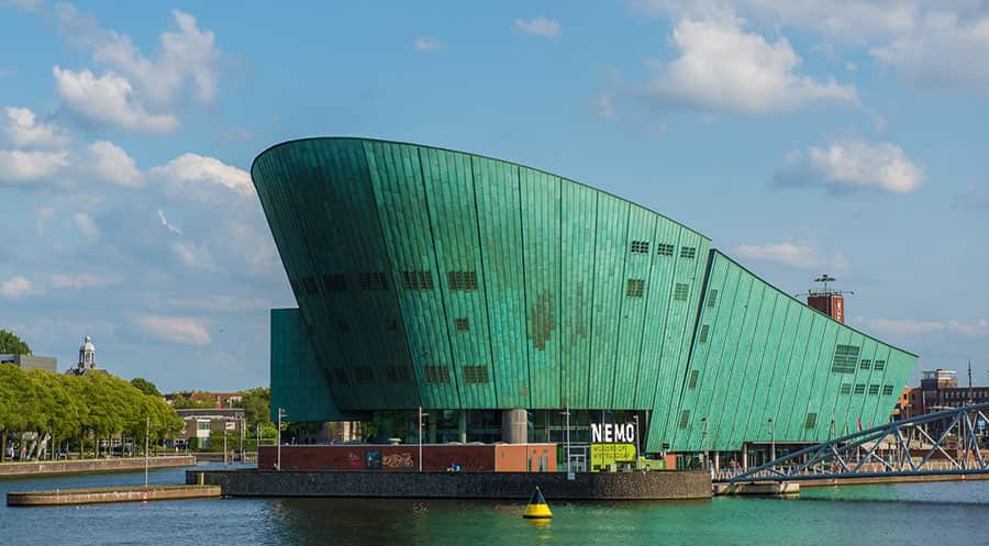 Byggnaden Nemo vid vattnet i Amsterdam