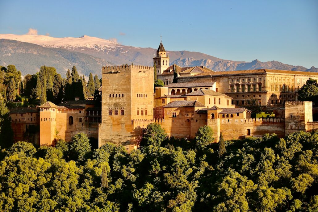 Besök Alhambra: Solnedgång över slottet i Alhambra i Andalusien