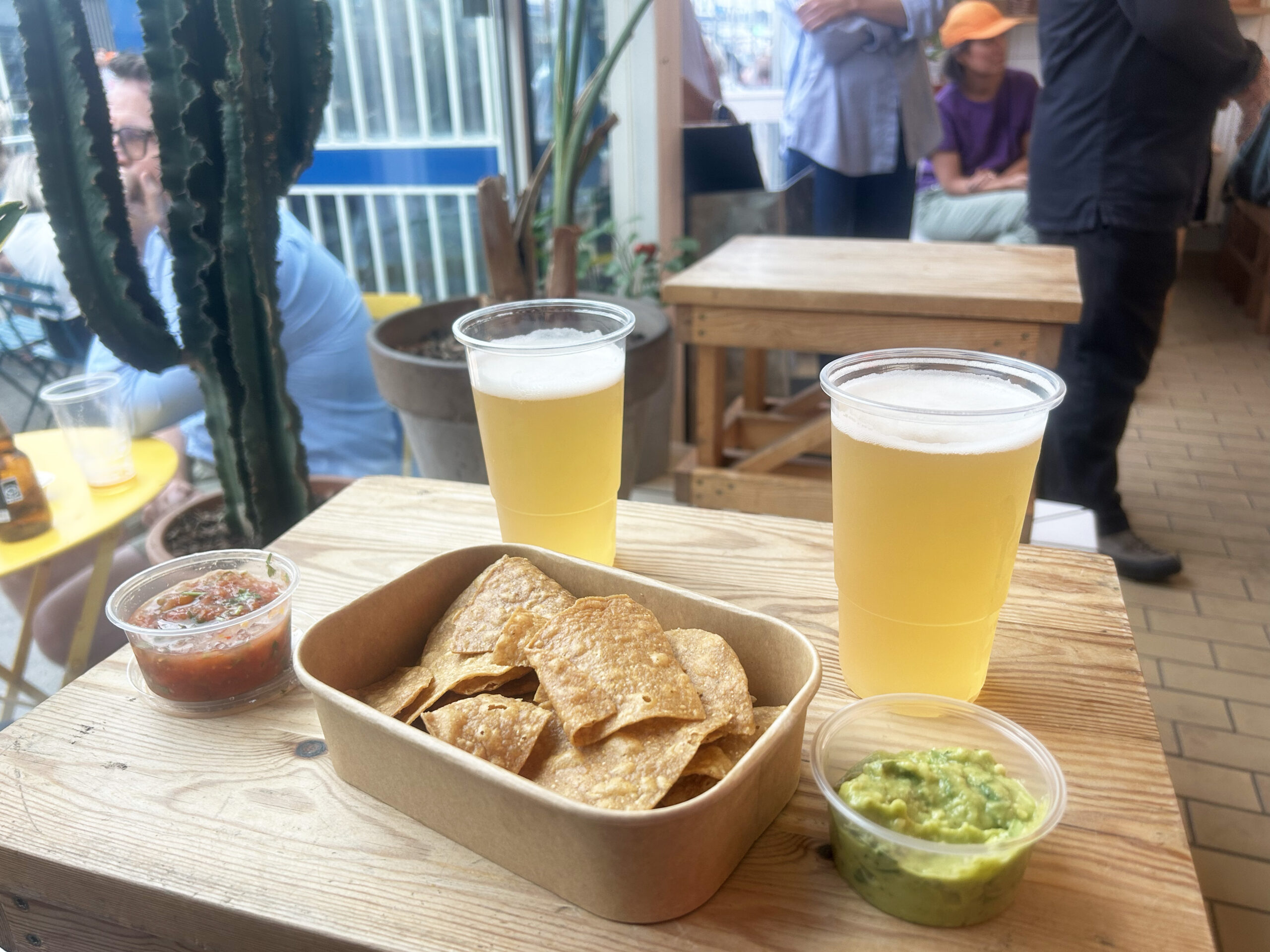 Nachos och öl på restaurang i Kodbyen i Köpenhamn.