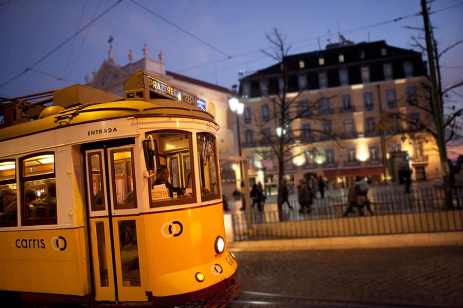 Spårvagn i Lissabon kör under kvällstid