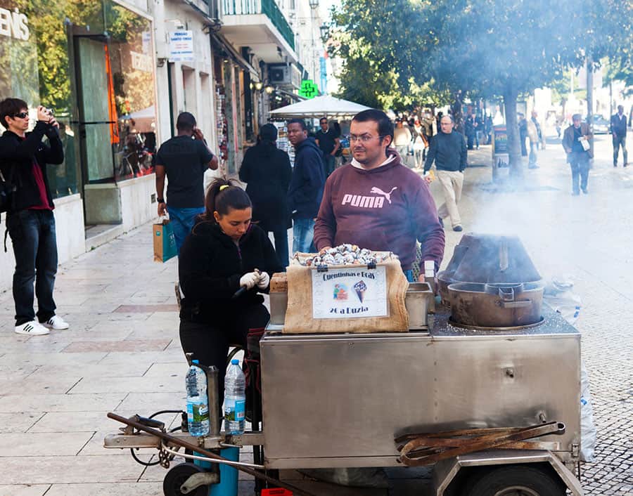 Försäljning och folkliv på Rua Garrett i Lissabon