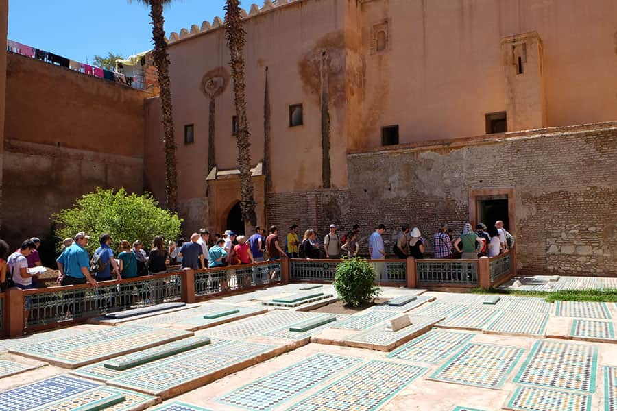 Besökare till Saadiska gravarna i Marrakech.