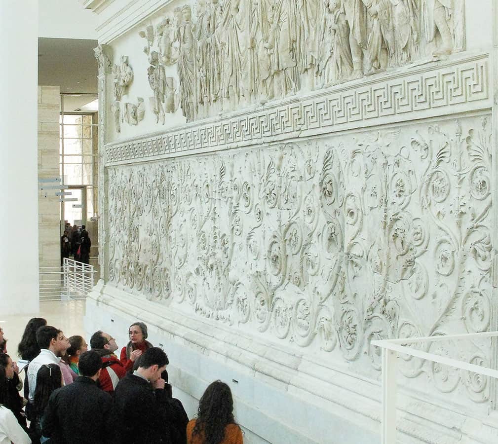 Besökare till Augustus fredsaltare i Rom