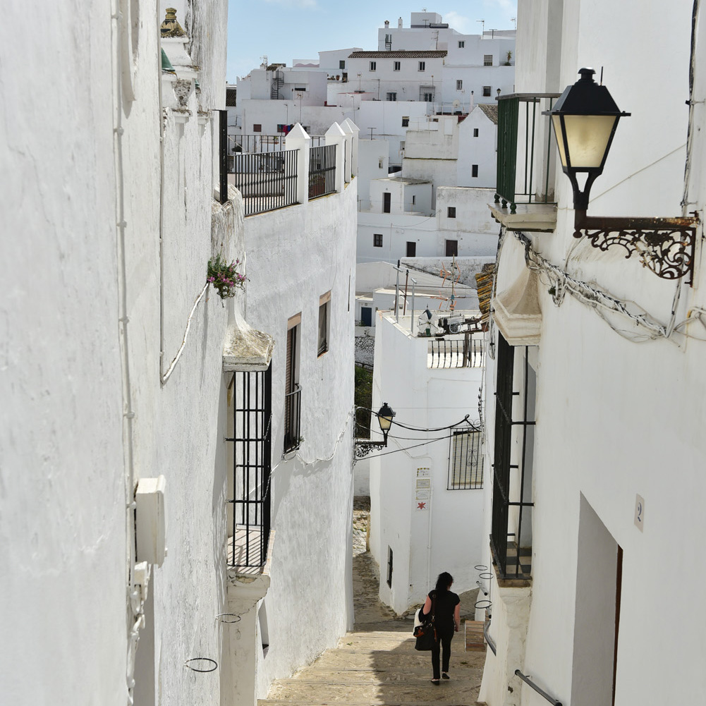 Person promenerar ner för trappor i Vejer i Andalusien.