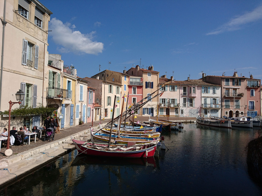 Segelbåtar i hamn i Martigues i Provence