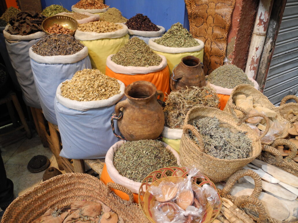 Kryddor och bröd i souken i Marrakech