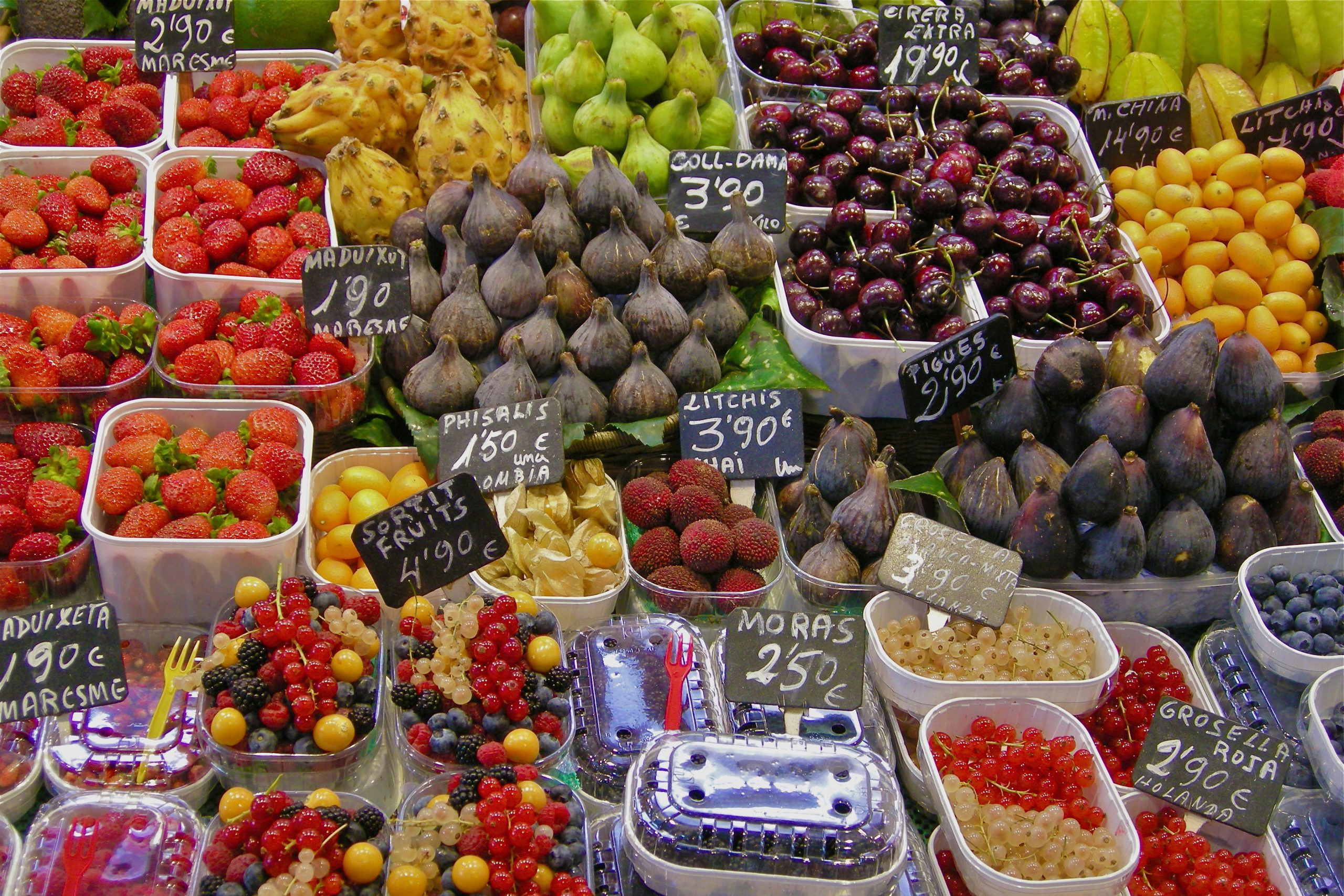 Frukt på marknadsstånd i Spanien.