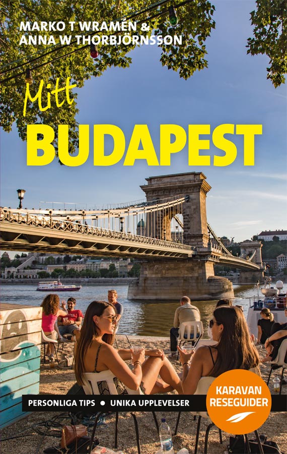 Uteserving vid floden i Budapest