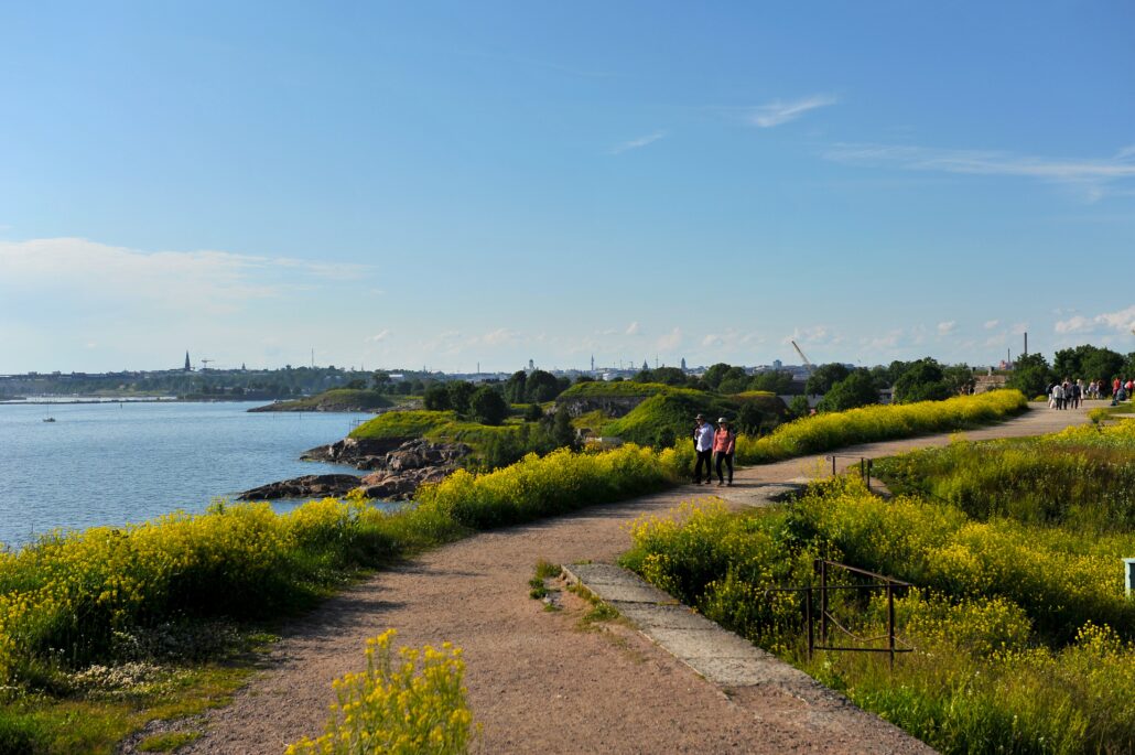 Sevärdheter i Helsingfors, Sveaborg i Helsingfors, personer promenerar.