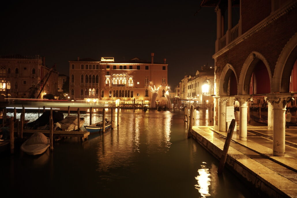 Ljusshow i Venedig, kväll, kanal, båtar.