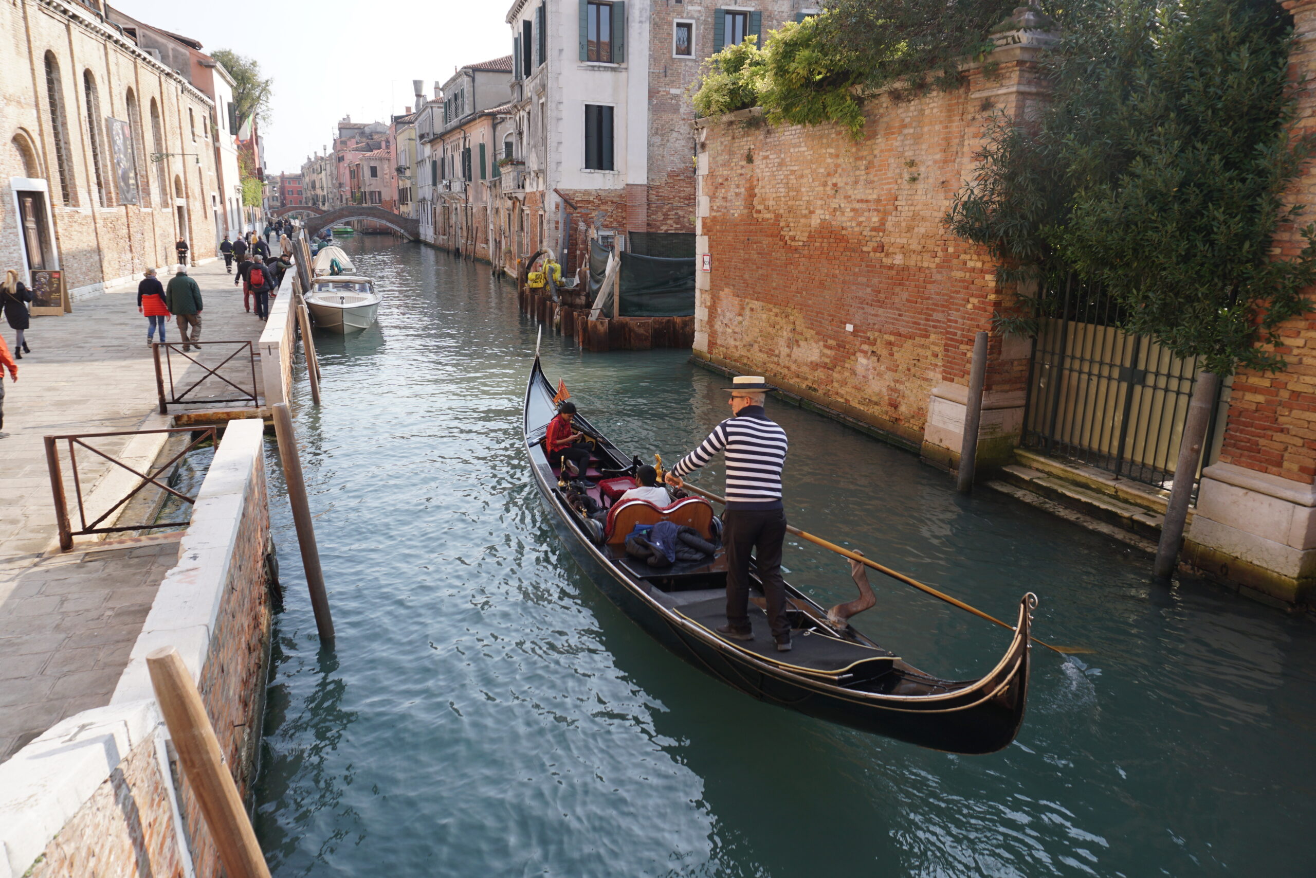 Gondolerna i Venedig: Färdas längs Canal Grande med båt eller gondol.