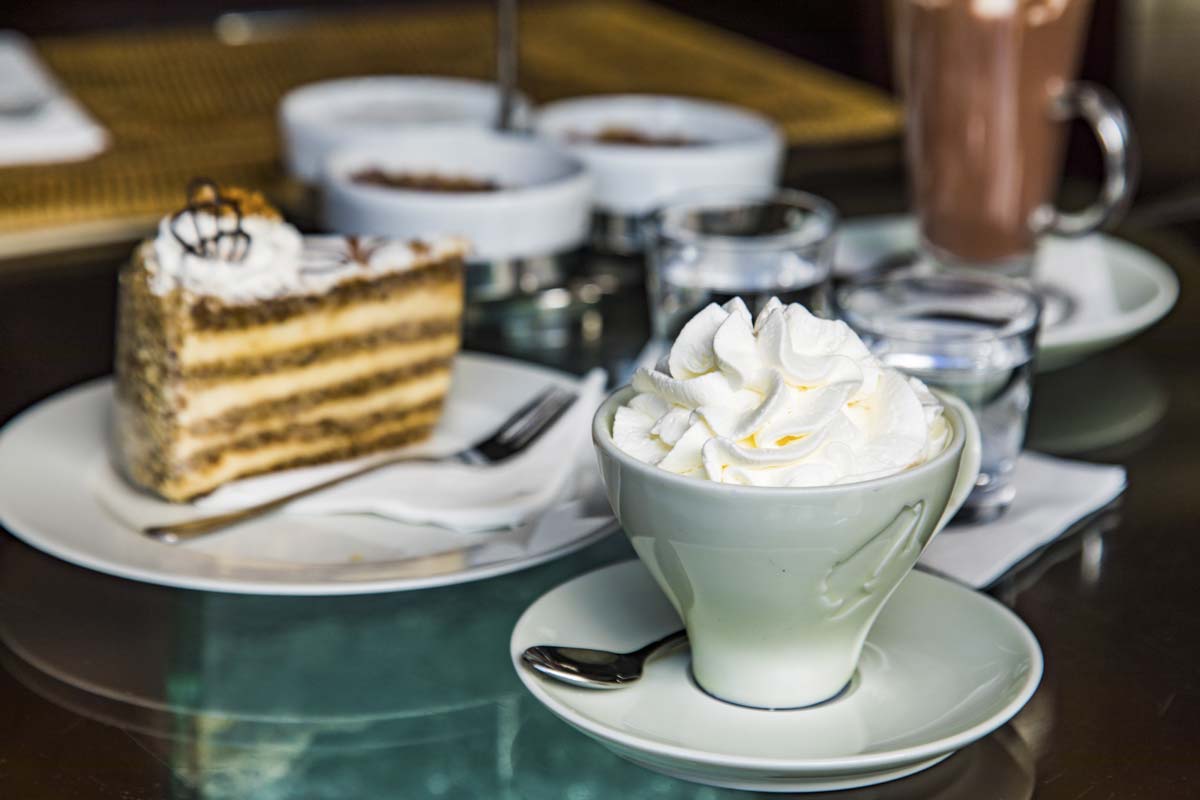 Varm chocklad och kaka på cafe Dunapark i Budapest.