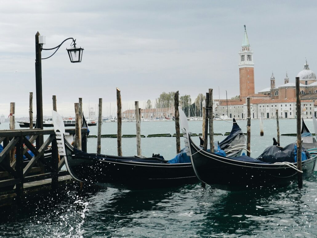 Gondolerna i Venedig: Färdas längs Canal Grande med båt eller gondol.