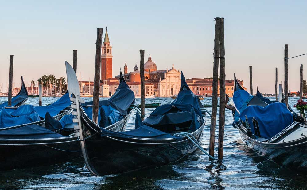 Gondolerna i Venedig: Färdas längs Canal Grande med båt eller gondol.