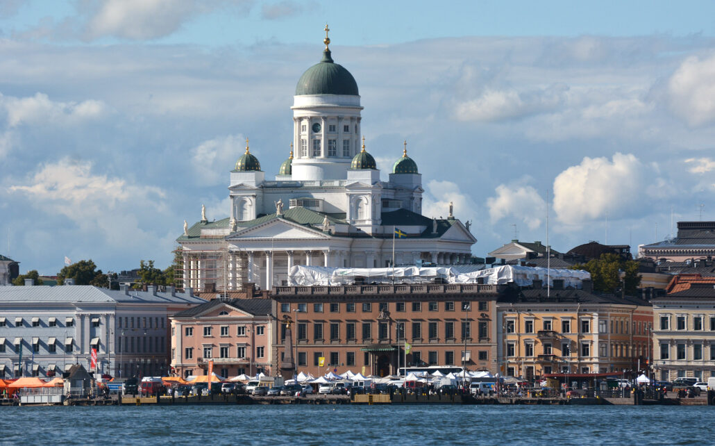 Domkyrkan i Helsingfors, hus, hamn, båtar och hav i förgrunden.