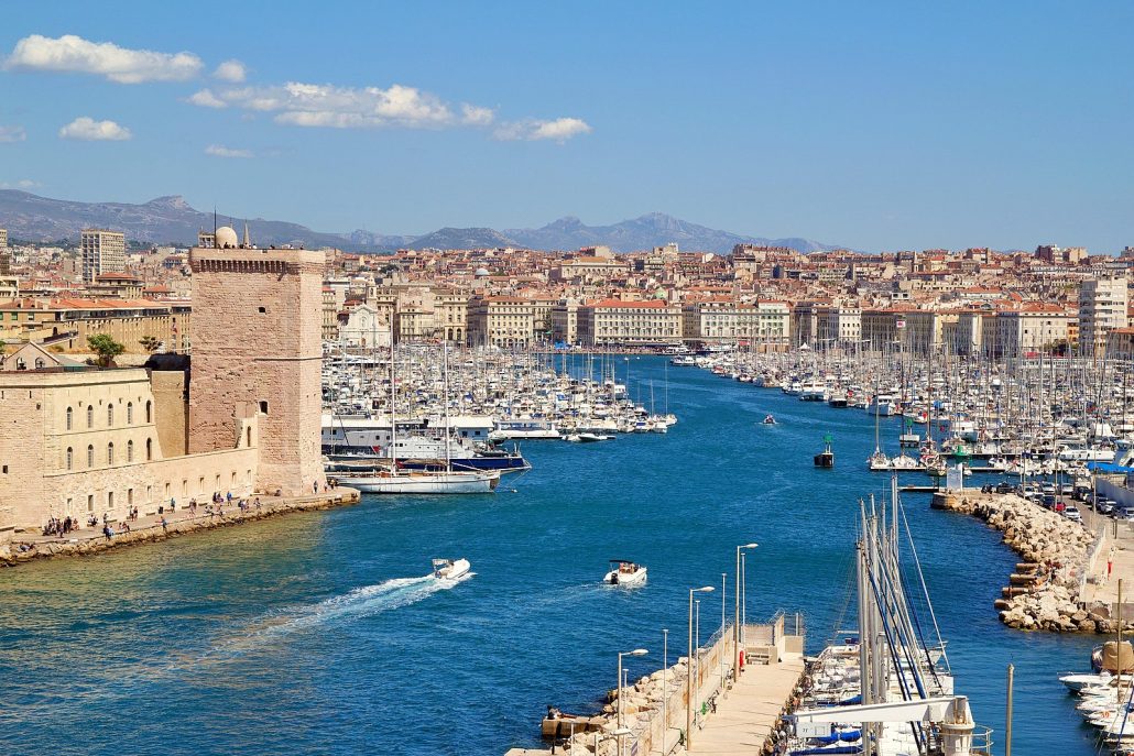 Städer i Provence: Vy över staden Marseille i Provence.