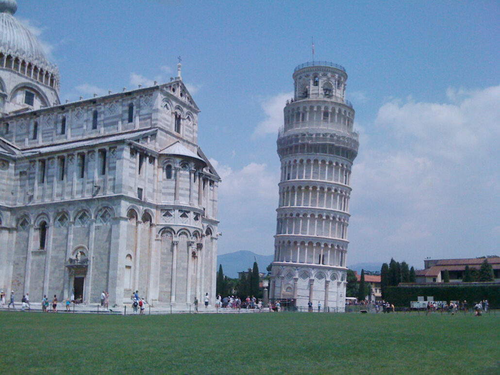 Lutande tornet i Pisa bredvid katedralen