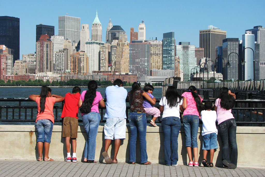 Turister som tittar mot New York från New Jersey.