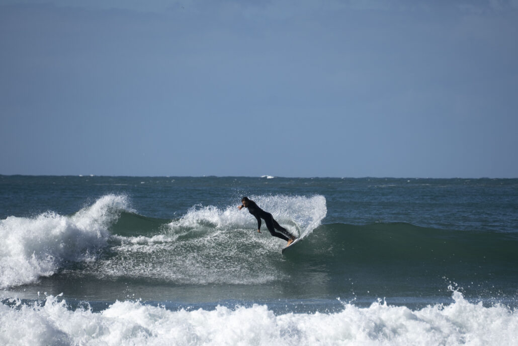 Surfare i hav vid Lissabon, Portugal