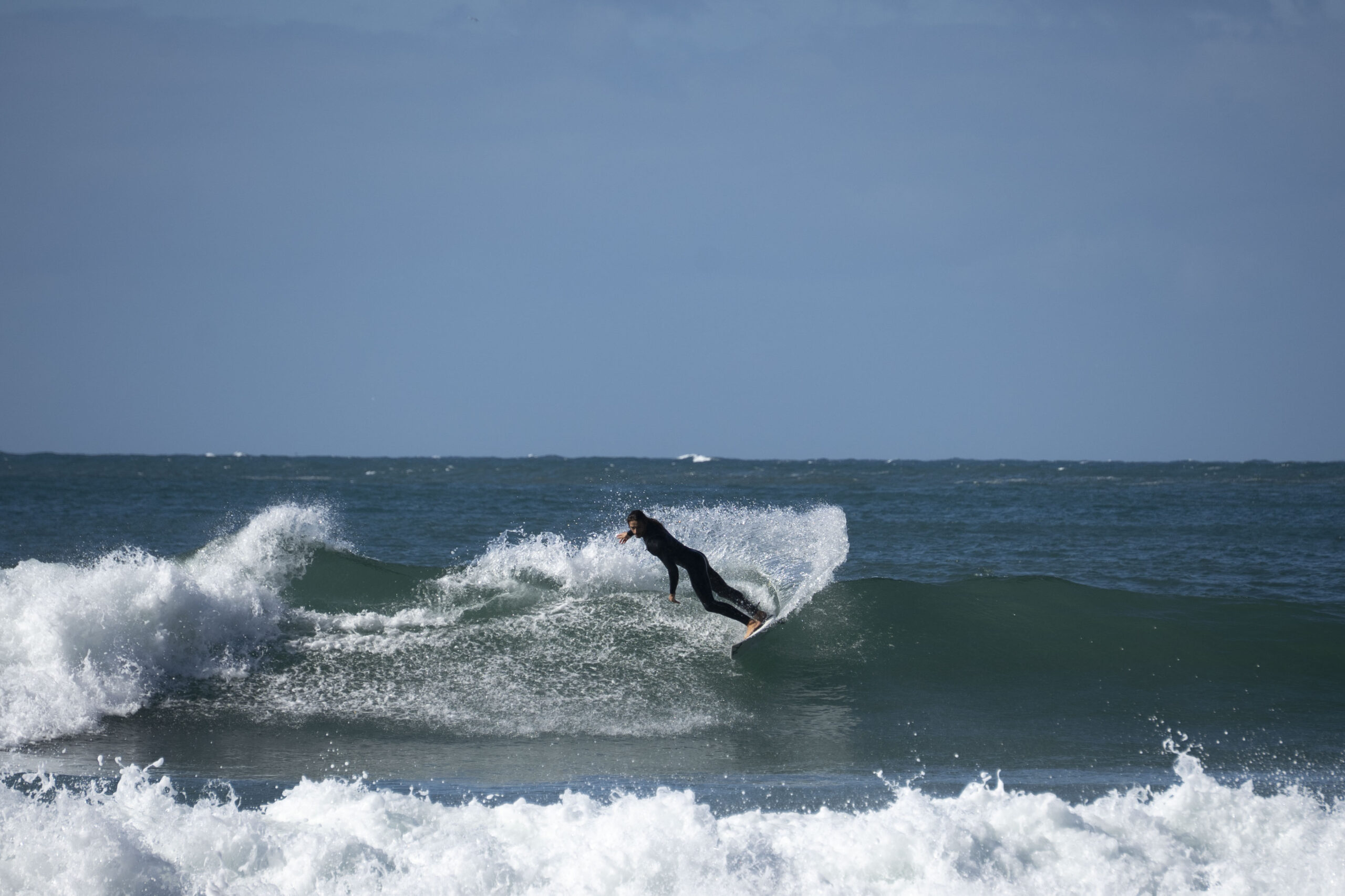 Surfare i hav vid Lissabon, Portugal