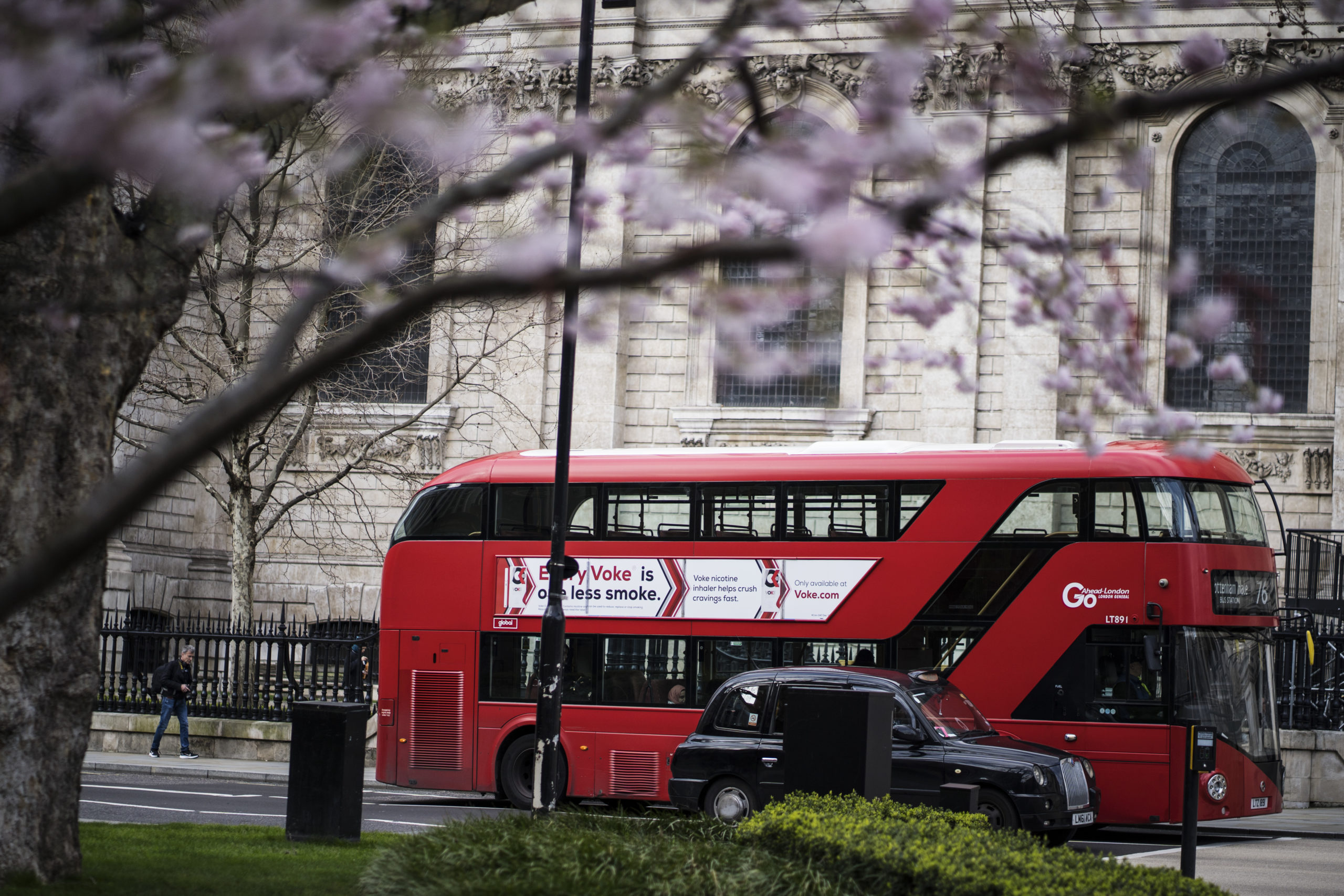 London taxi och buss vid St Paulskatedralen