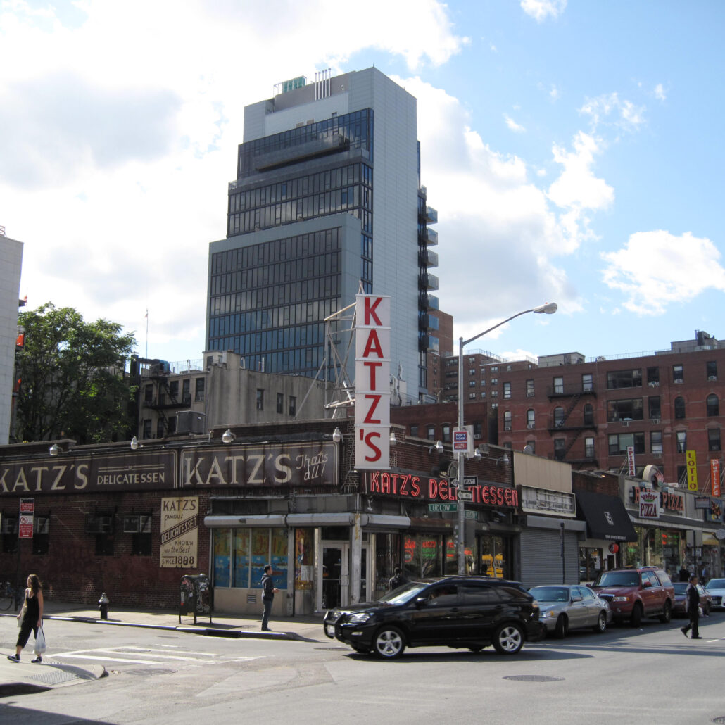 Restaurangen och deli Katz's, trafik och personer som promenerar på gatan i New York