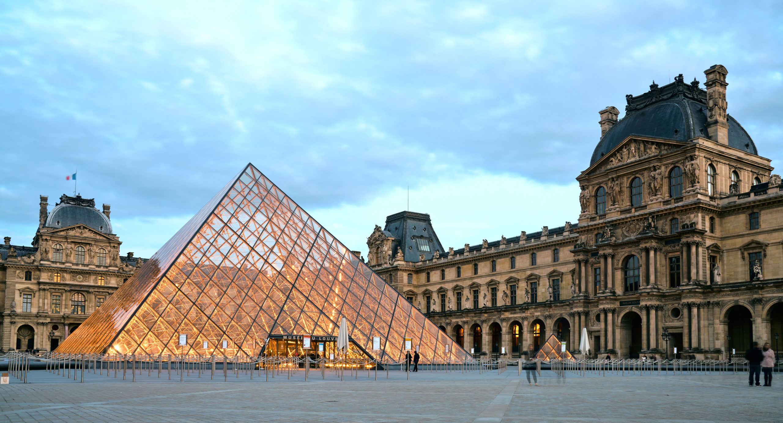Louvre i Paris solnedgång