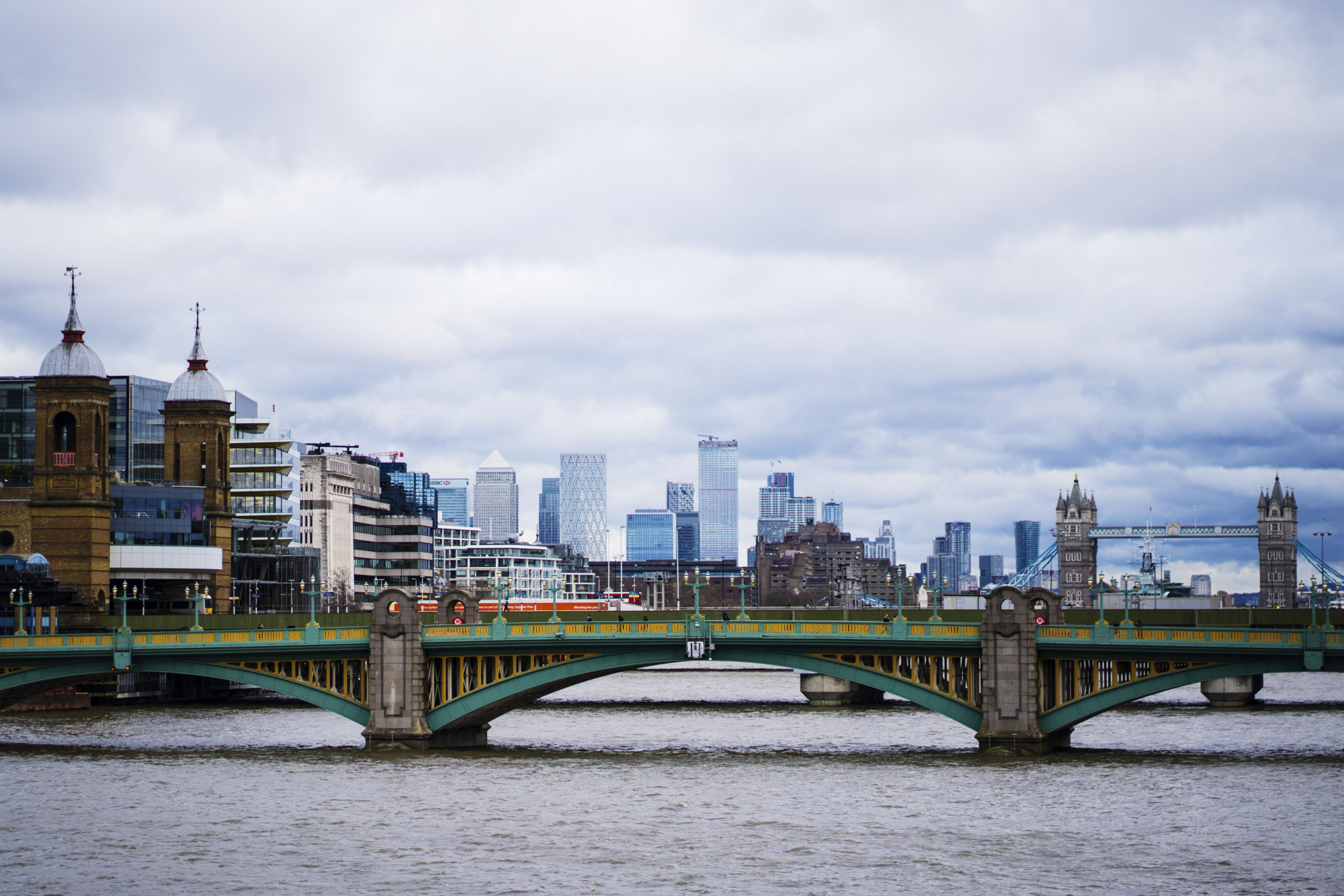 Bro och byggnader i London
