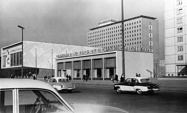 Berlin, Karl-Marx-Allee, Kino International, Eisbar Foto: Ulrich Kohls/German Federal Archive.
