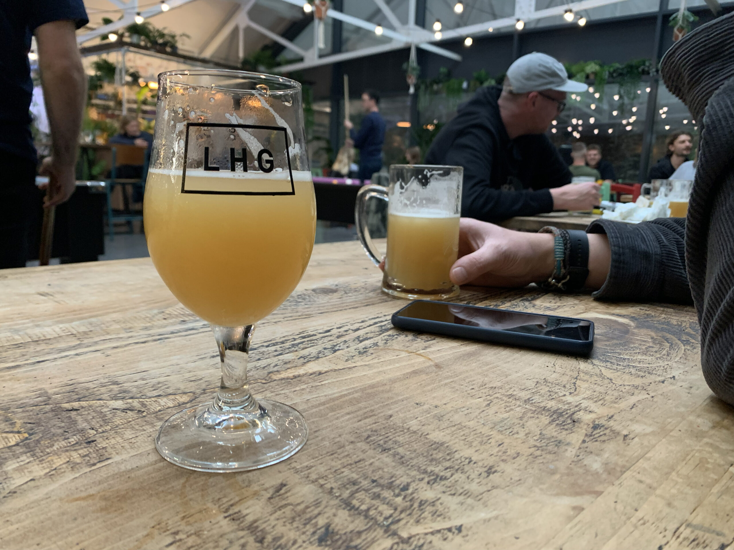 Person dricker öl på en pub