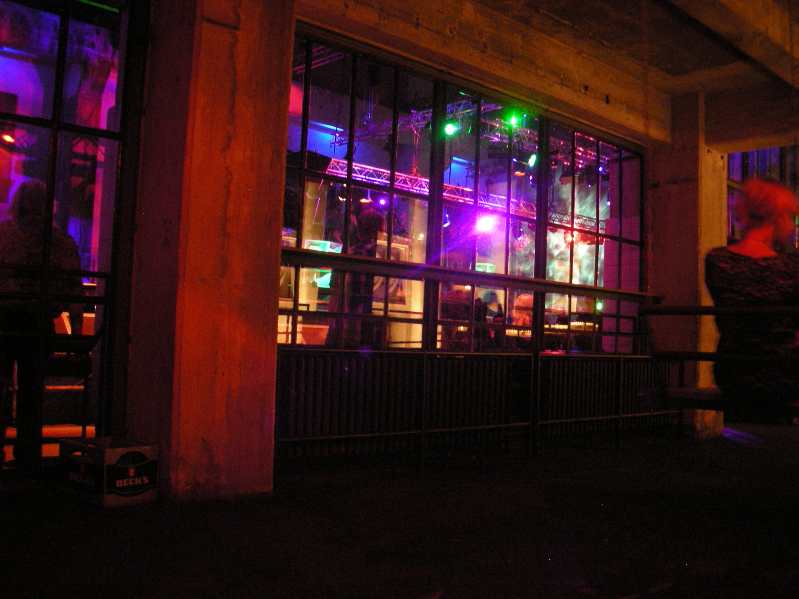 Människor inne på Berghain i Berlin.