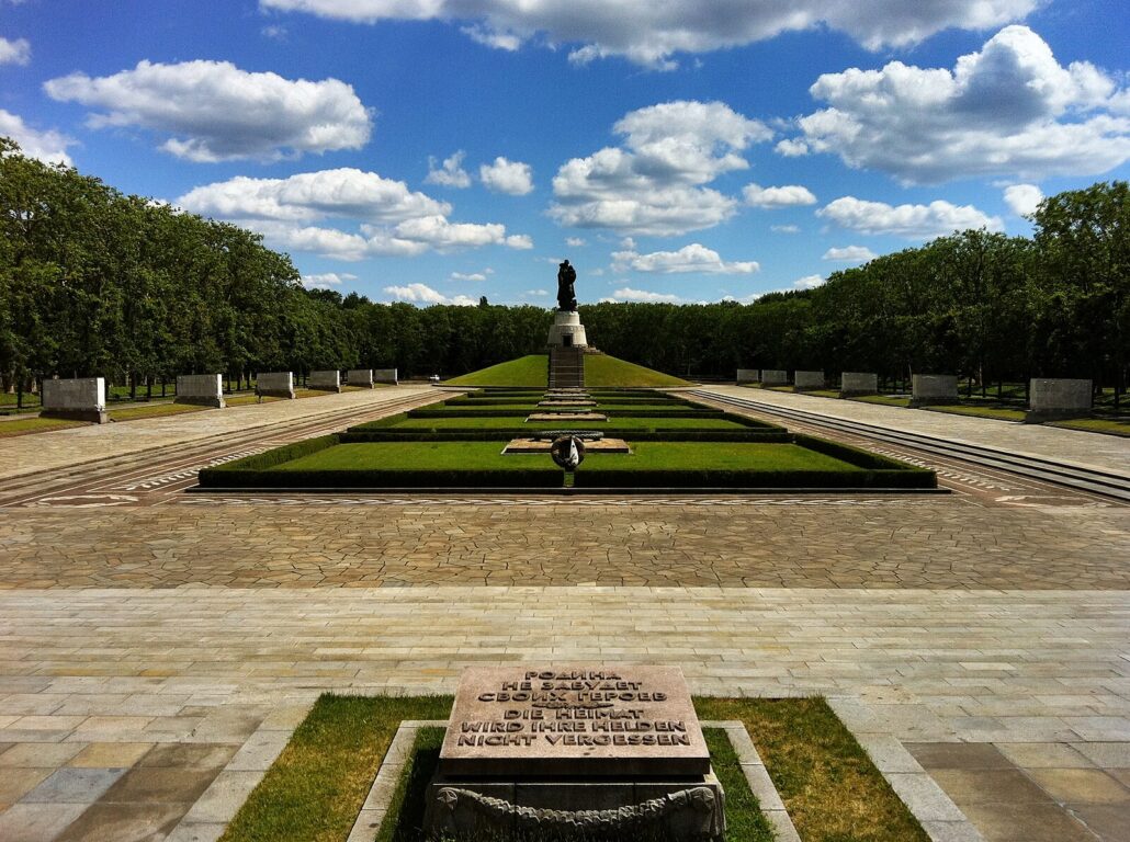 Vy över den sovjetiska krigsmonumentet Treptower Park.