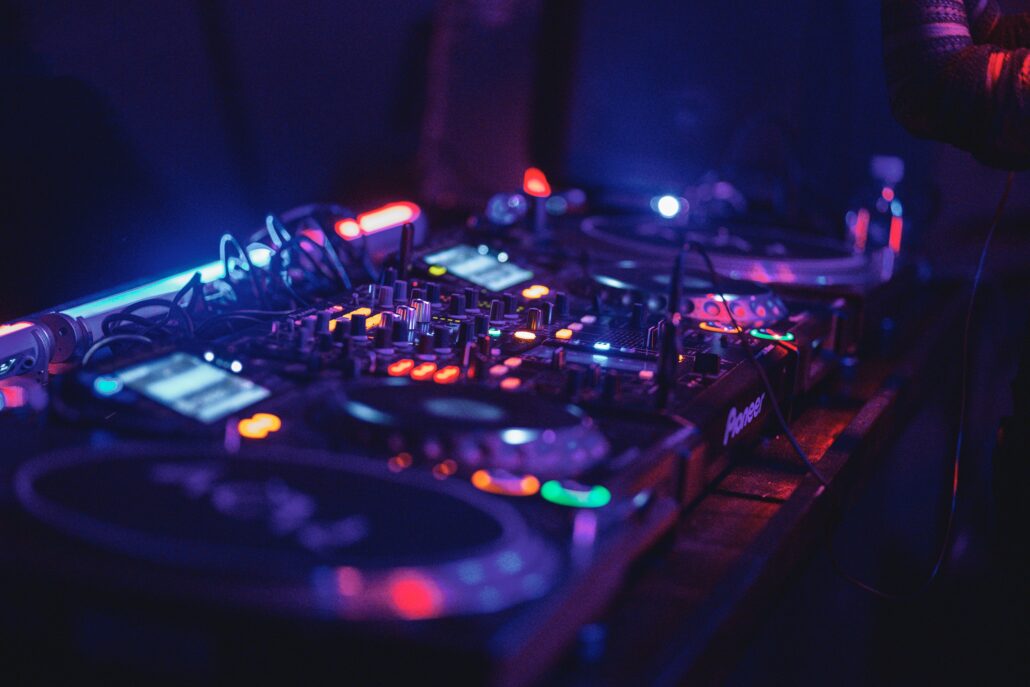 DJ spelar på klubb i Berlin