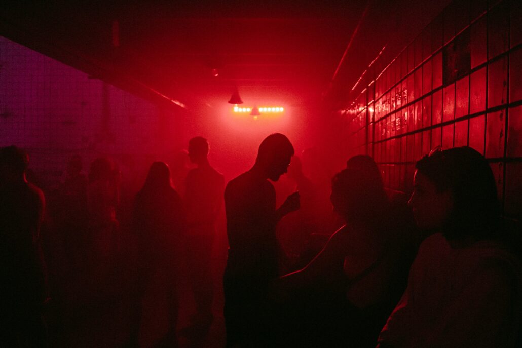 Personer på nattklubb i Berlin