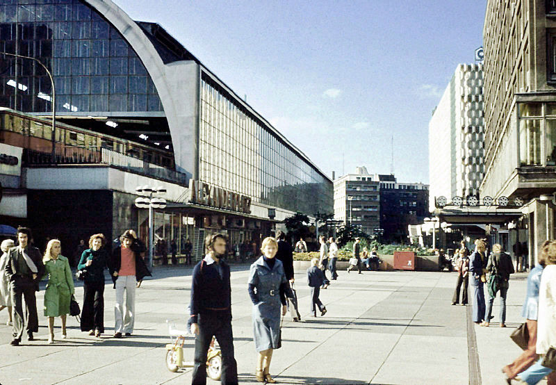 Människor i Alexanderplatz i Östra Berlin, DDR, historiskt foto