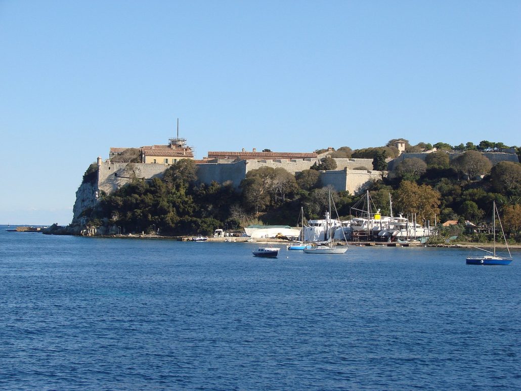 Vy över ön Île Sainte-Marguerite och båtar.