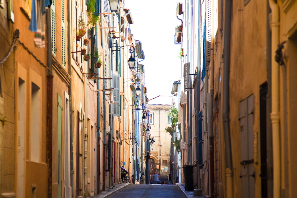 En smal gata i Le Panier i Marseille.