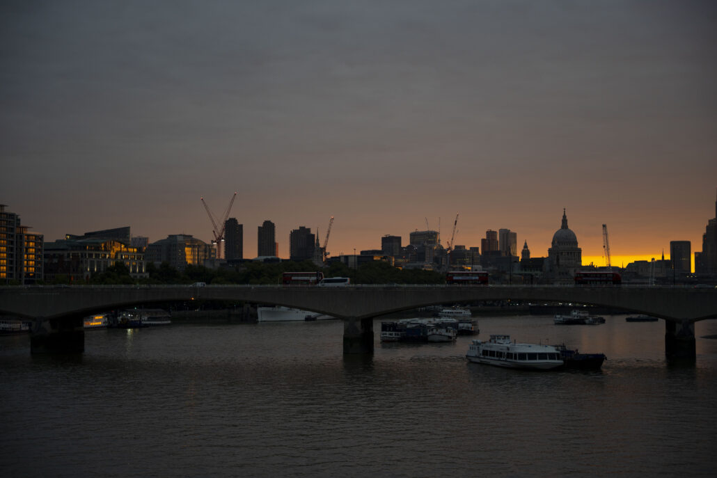 Vy över London och Themsen under soluppgång.