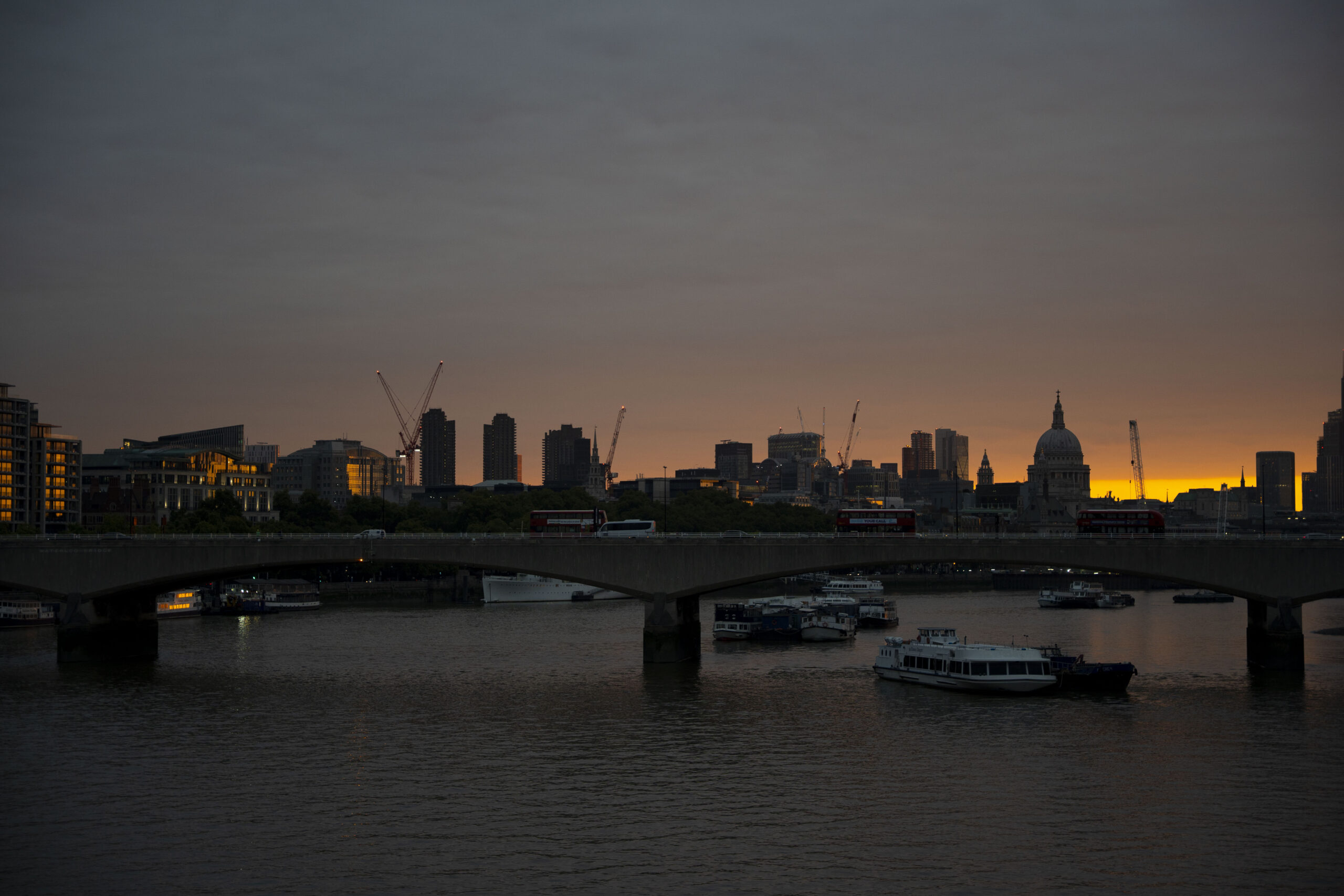 Vy över London och Themsen under soluppgång.