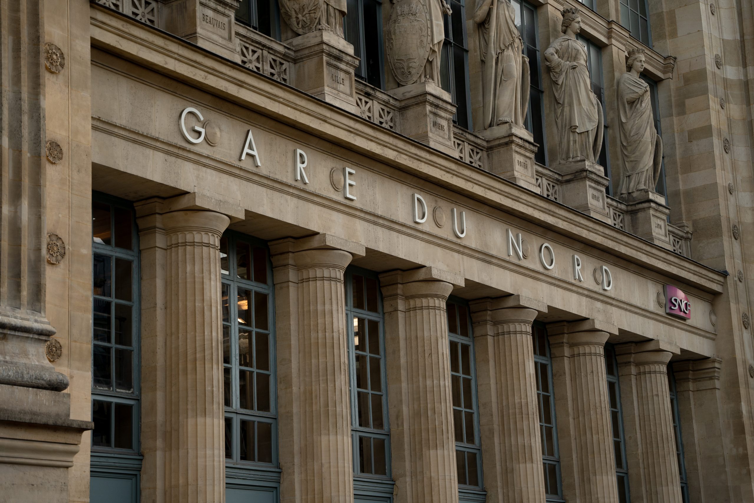 Fasaden till Gare de Nord i Paris