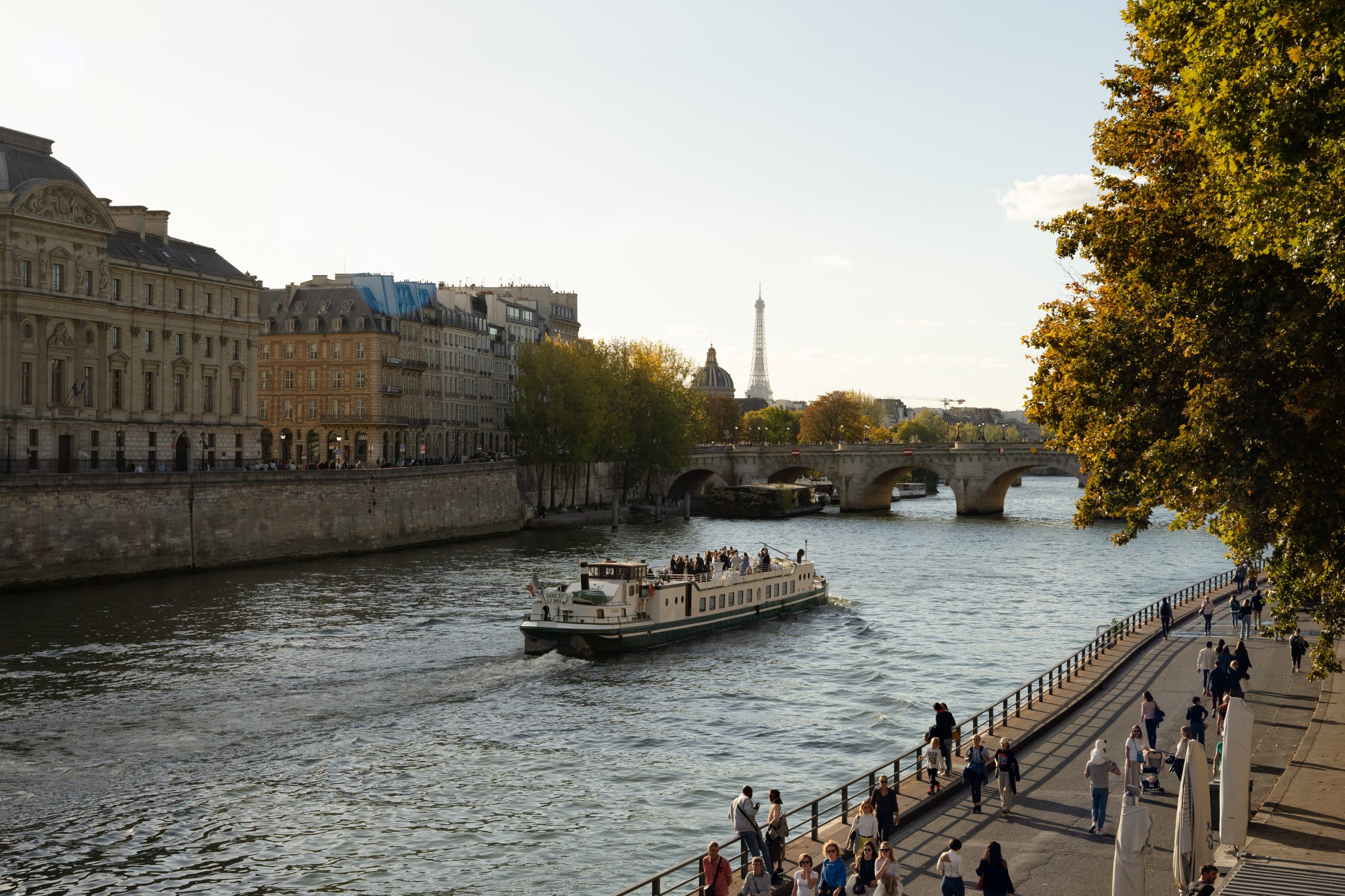 Båt på floden Seine i Paris