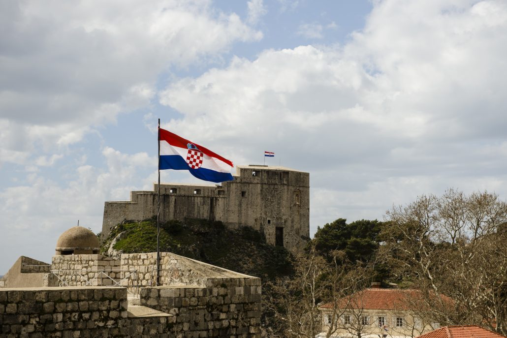 Kroatiens flagga i Dubrovnik.