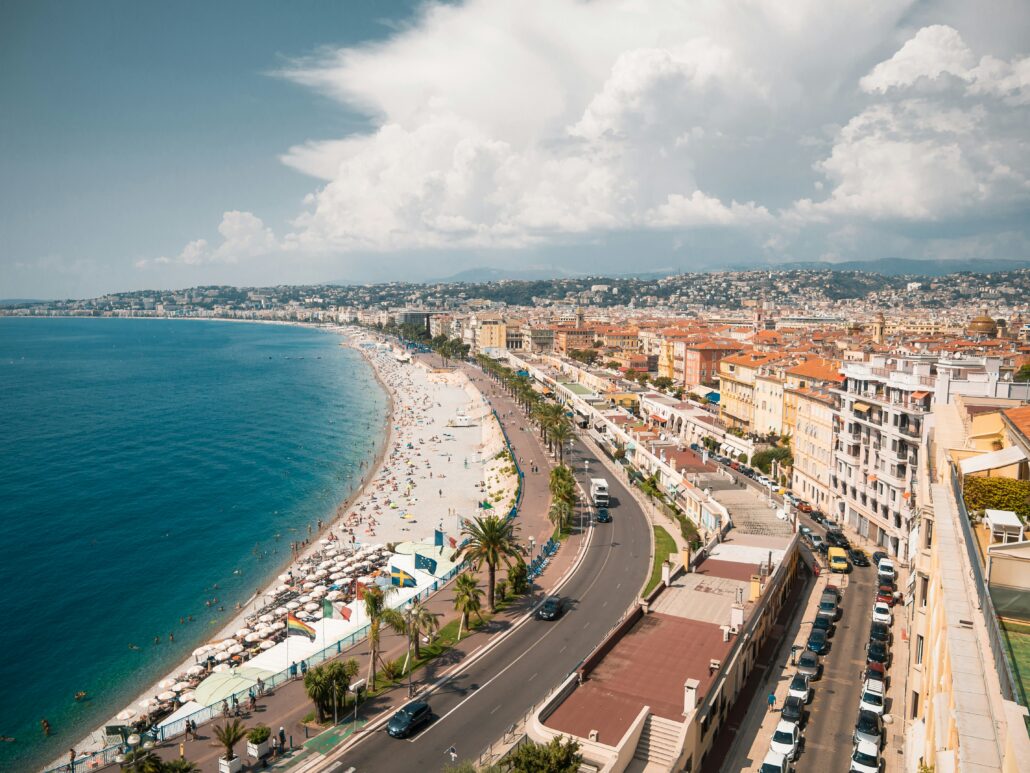 Stränder vid Promenade des Anglais i Nice i Frankrike.