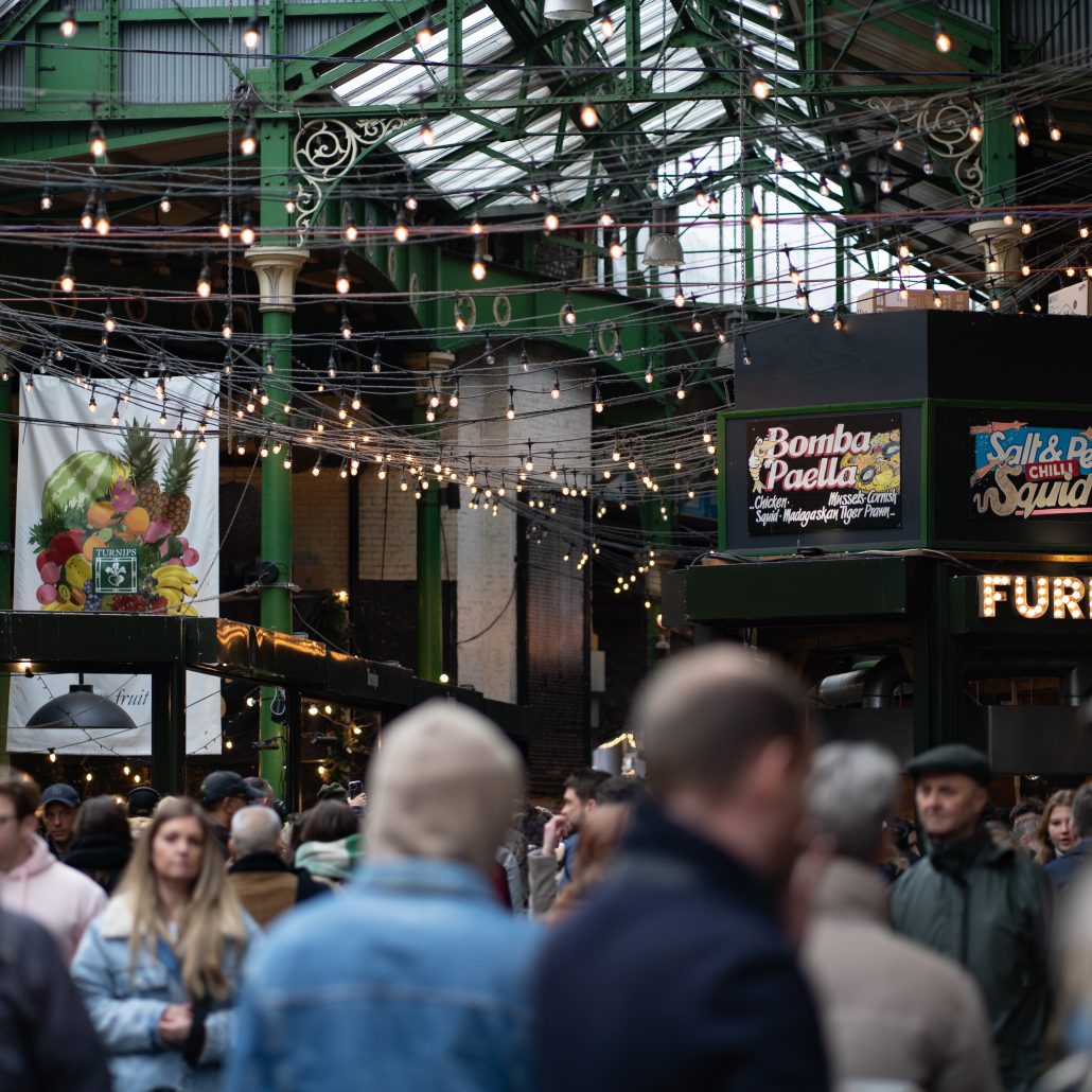 Människor på marknader i London: Borough Market.
