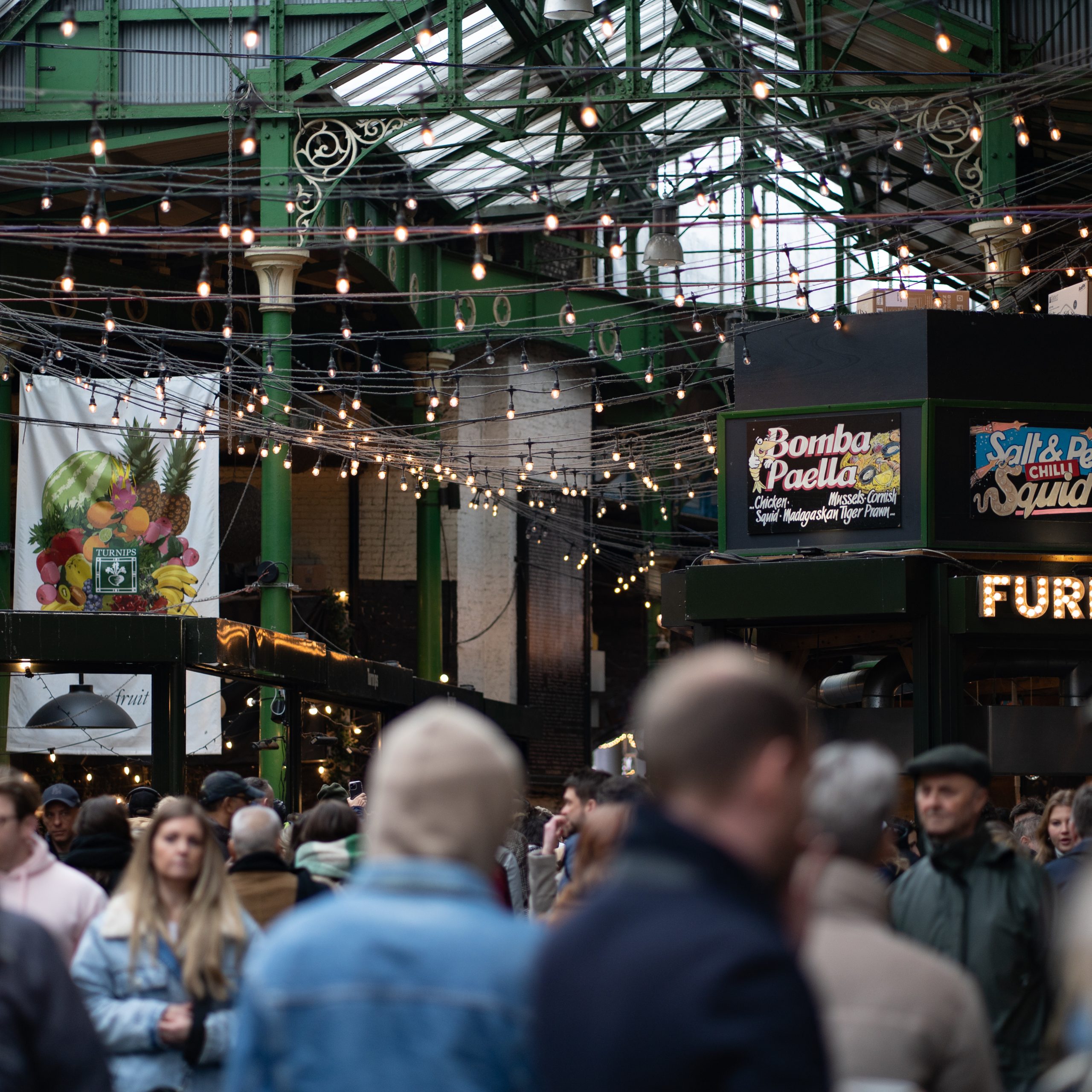Människor på marknader i London: Borough Market.