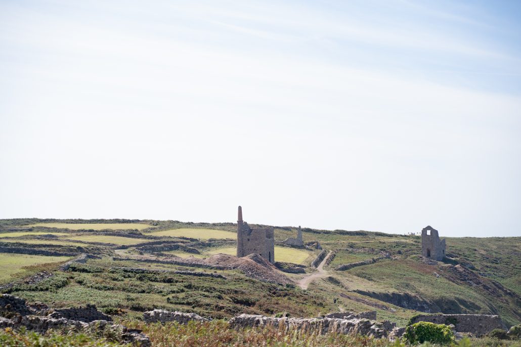 Ruiner från gruvor och landskapsvy en solig dag Cornwall