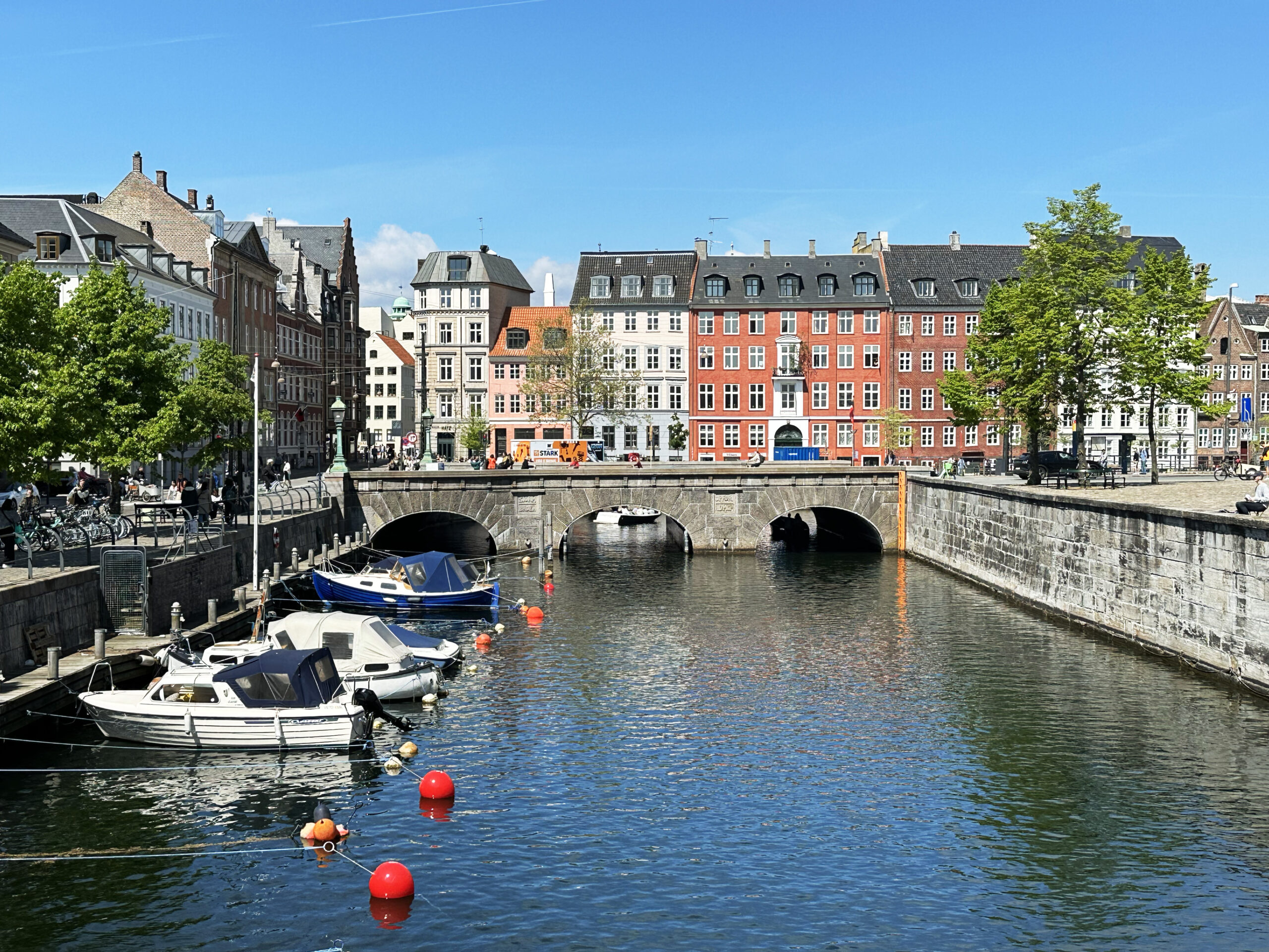 Vy över hus, sevärdheter, kanal i Köpenhamn